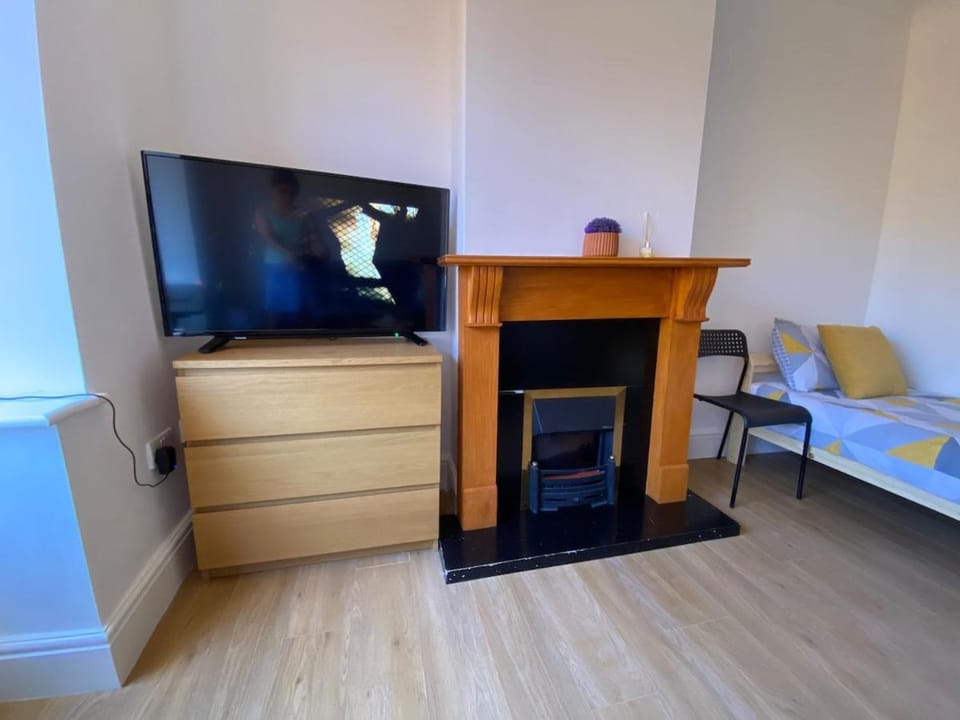 3 Beds house sleeps 5 Free Parking on drive London Romford PET friendly House in Romford