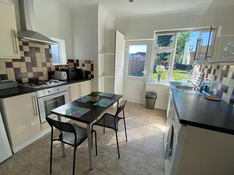 3 Beds house sleeps 5 Free Parking on drive London Romford PET friendly House in Romford