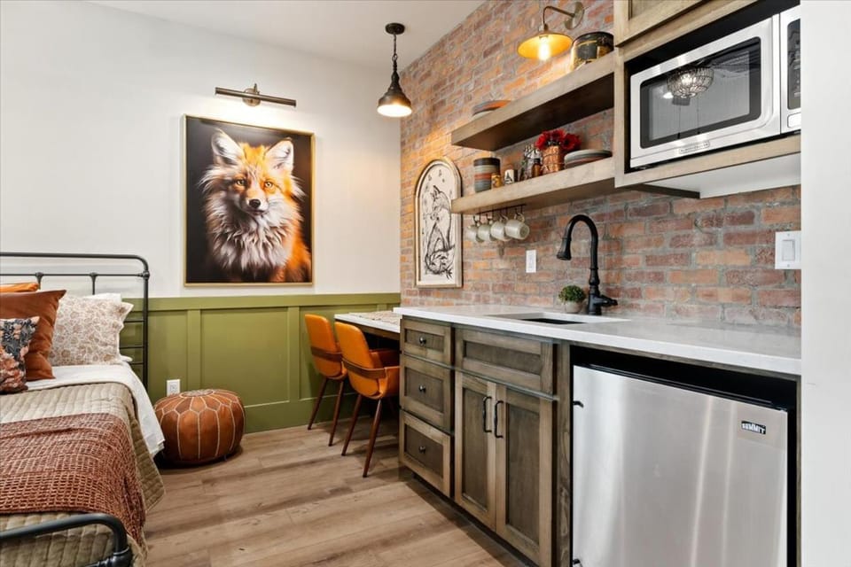 The Fox Room - Newly Built Downtown Midway Loft Apartment in Midway