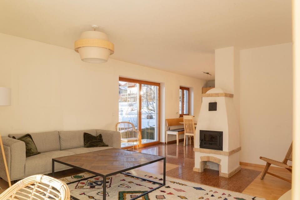 Kitchen or kitchenette, Living room, Seating area, Dining area