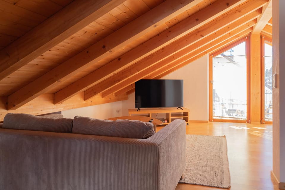 Communal lounge/ TV room, TV and multimedia, Living room, Photo of the whole room, Seating area, Evening entertainment, Bedroom