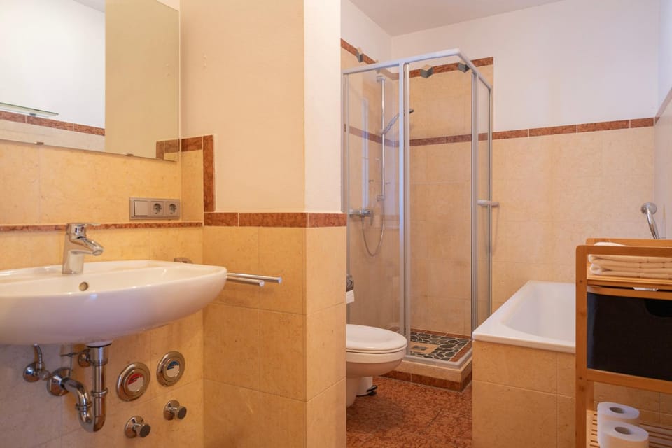 Shower, Toilet, Bathroom, Bath, towels