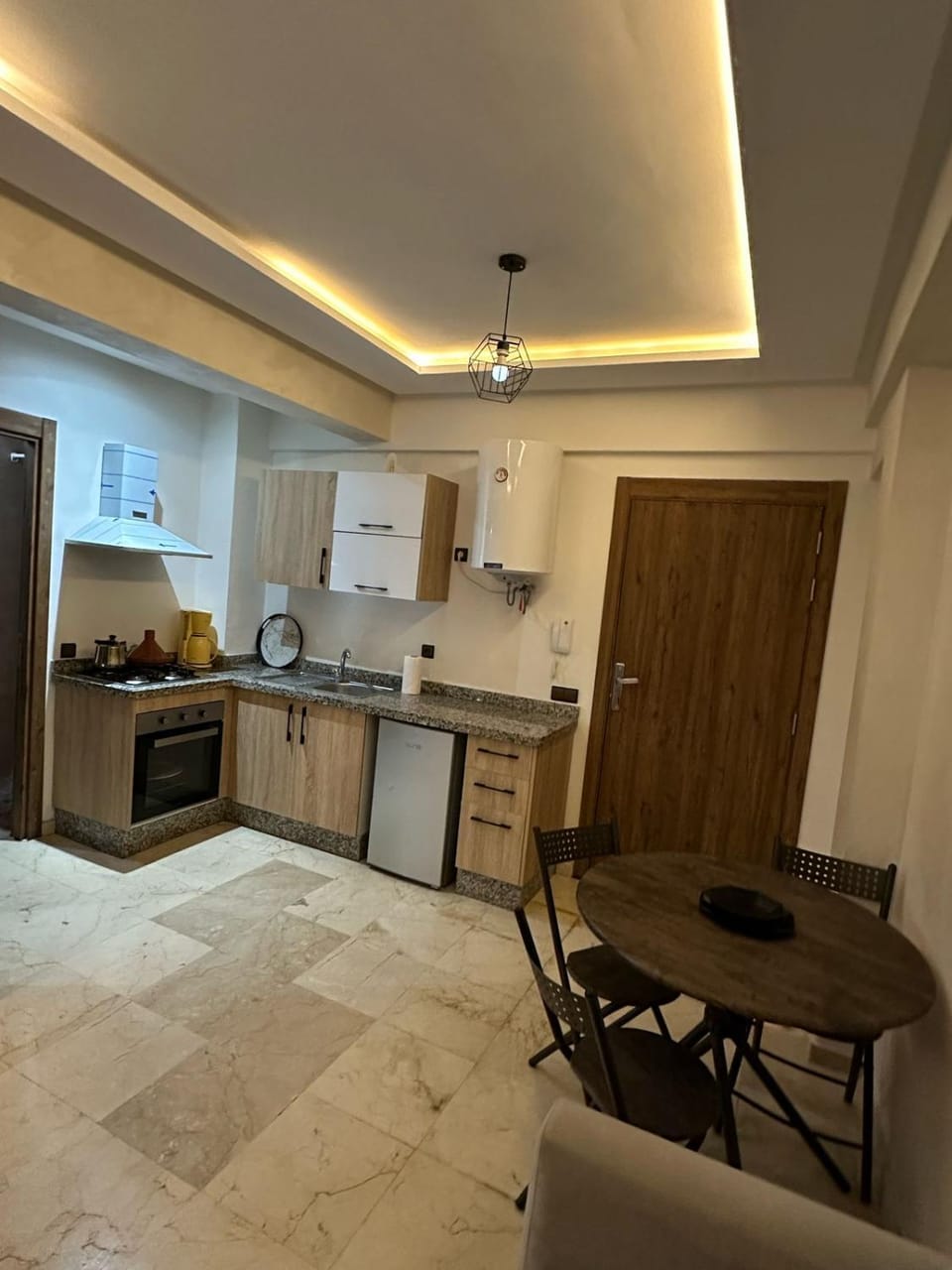 Kitchen or kitchenette, minibar