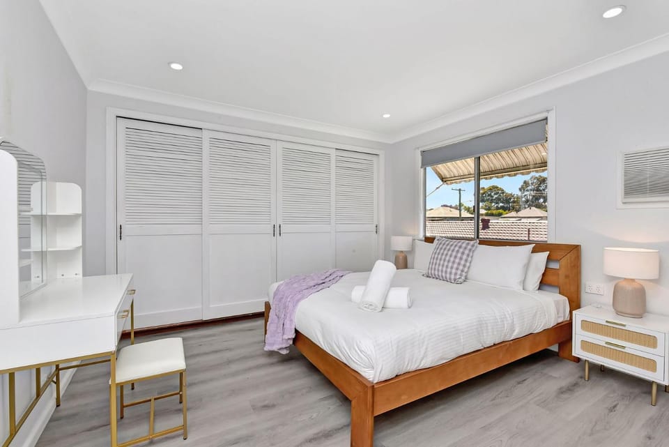 Bed, TV and multimedia, Photo of the whole room, Bedroom, towels
