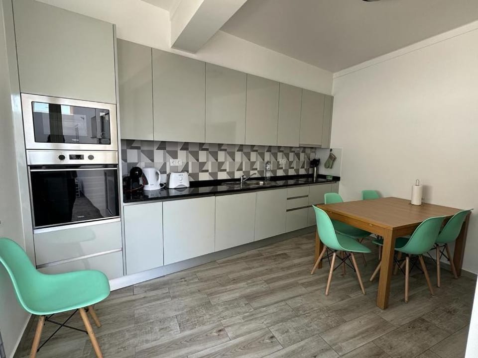 Coffee/tea facilities, Kitchen or kitchenette, dishwasher, oven, stove