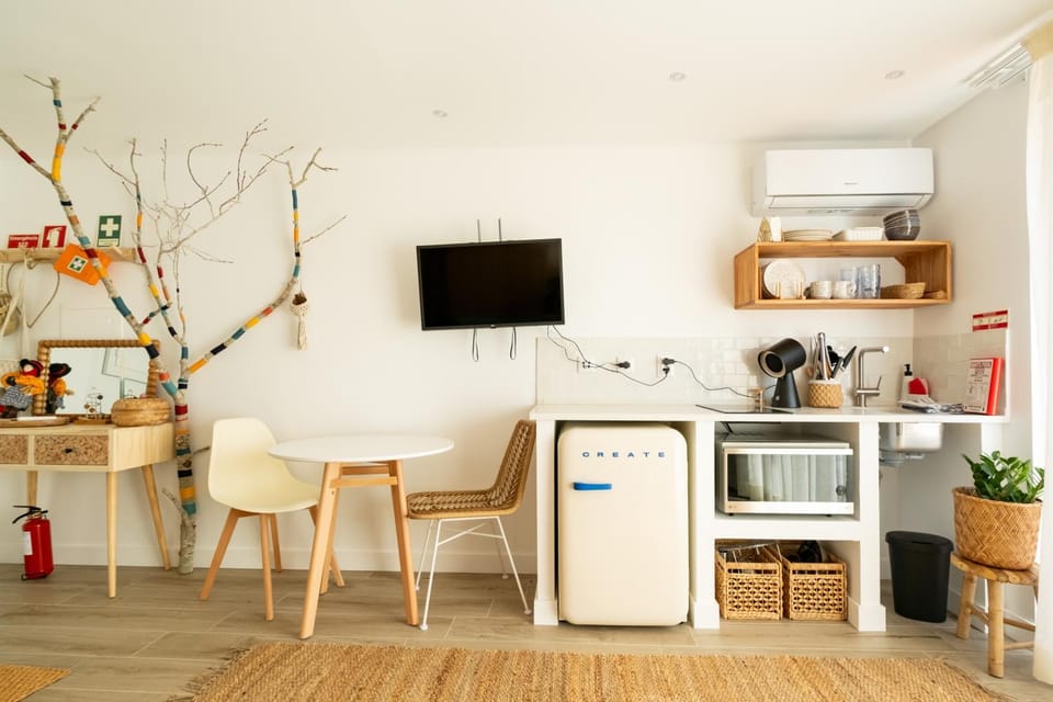 TV and multimedia, Coffee/tea facilities, Kitchen or kitchenette, Dining area, minibar, oven, toaster