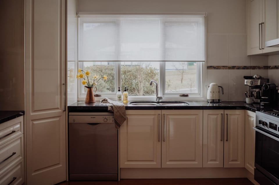 Coffee/tea facilities, dishwasher, oven, stove, kitchen