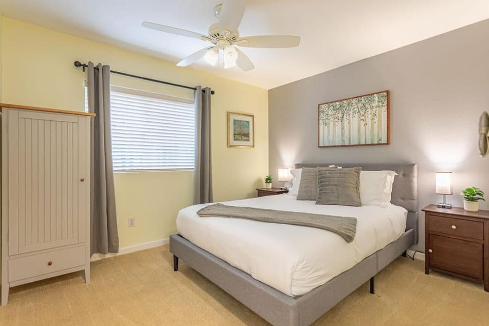 Photo of the whole room, Bedroom