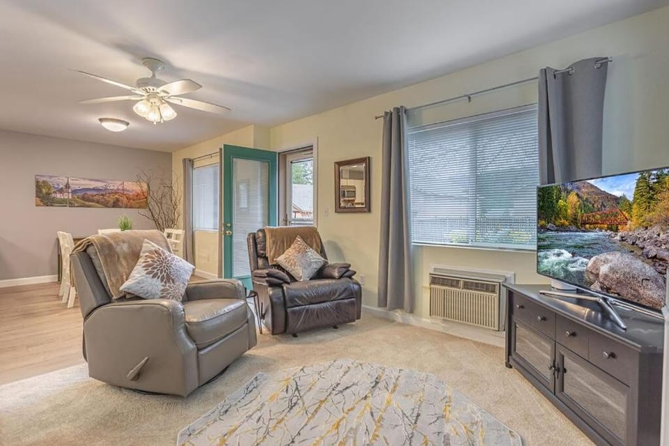 Living room, Seating area, fireplace