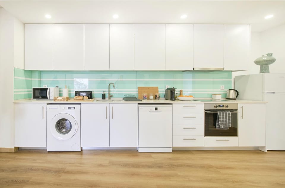 Coffee/tea facilities, Kitchen or kitchenette, dishwasher, stove, toaster, washing machine