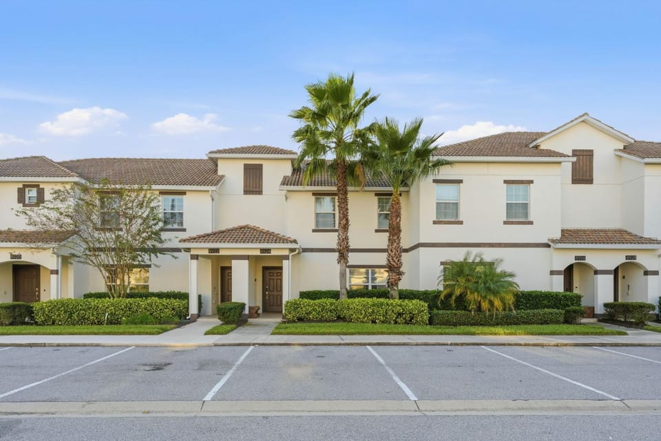 Relaxing 4BR Villa with Pool in Champions Gate House in Four Corners