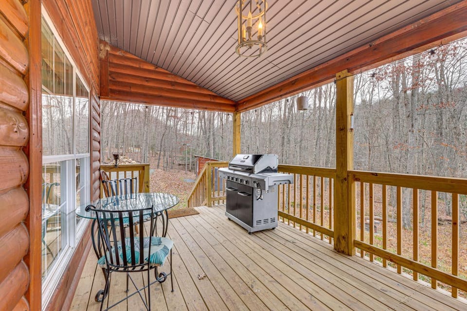 Greenbrier River On-Site! Modern-Rustic Log Cabin Cabin in Shenandoah Valley