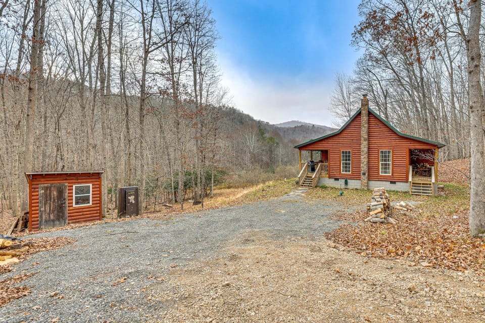 Greenbrier River On-Site! Modern-Rustic Log Cabin Cabin in Shenandoah Valley