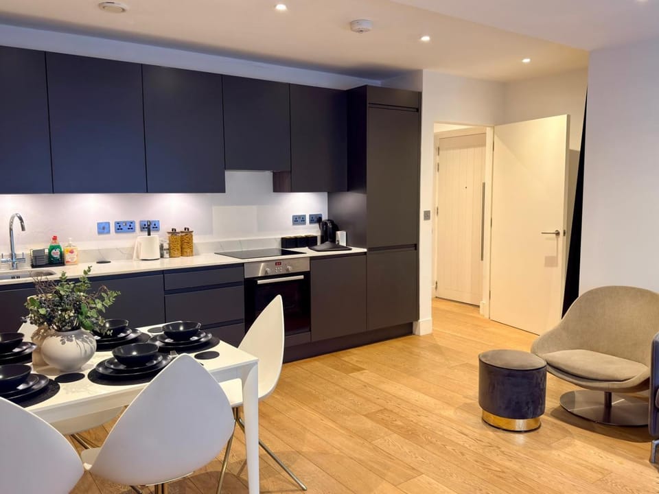 Coffee/tea facilities, Kitchen or kitchenette, Seating area, Dining area, oven, stove