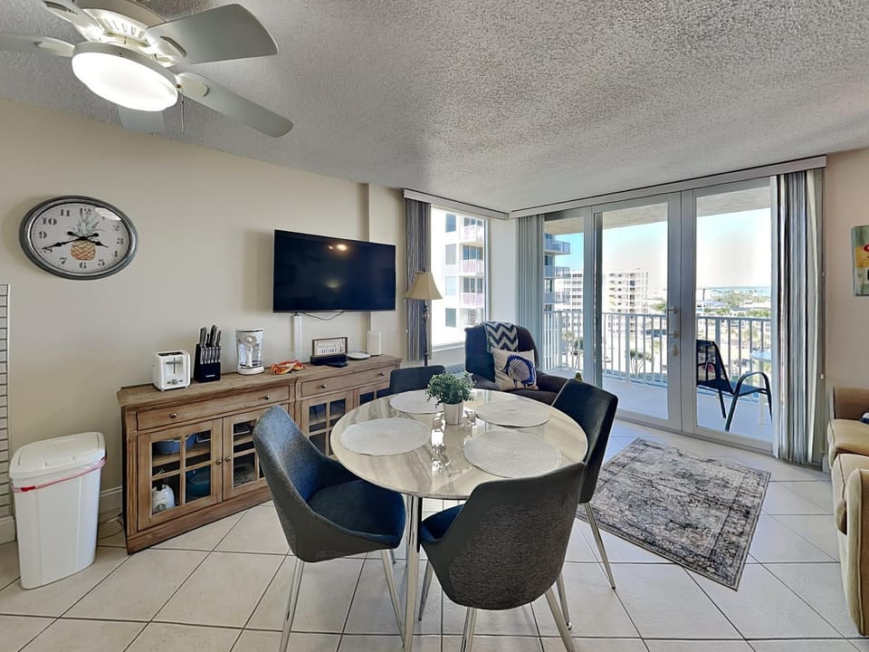 TV and multimedia, Balcony/Terrace, Living room, Seating area, Dining area, City view, furniture