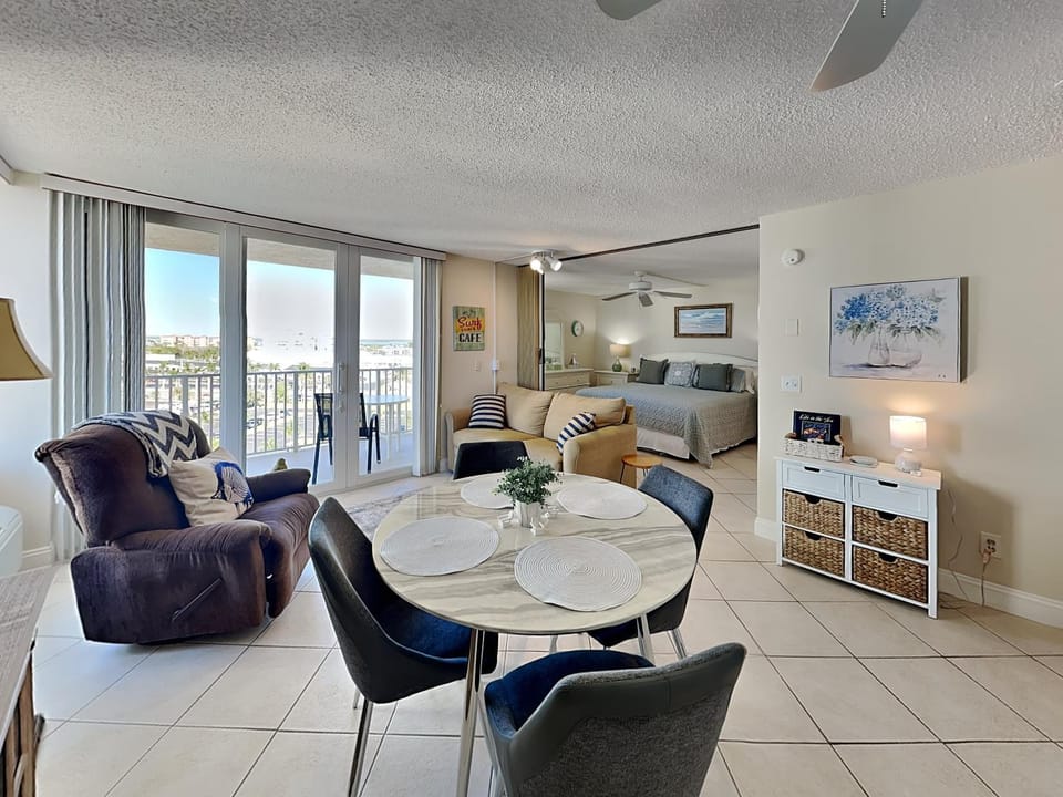 Day, Balcony/Terrace, Living room, Seating area, Dining area, Bedroom, City view, furniture