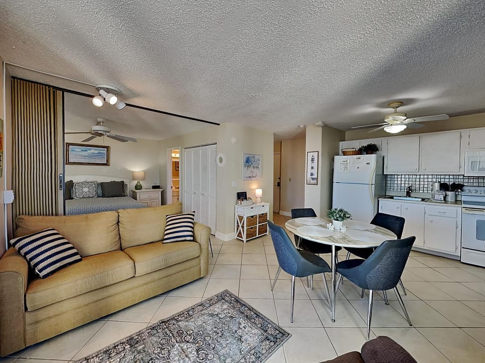 Day, Kitchen or kitchenette, Living room, Seating area, Dining area, furniture