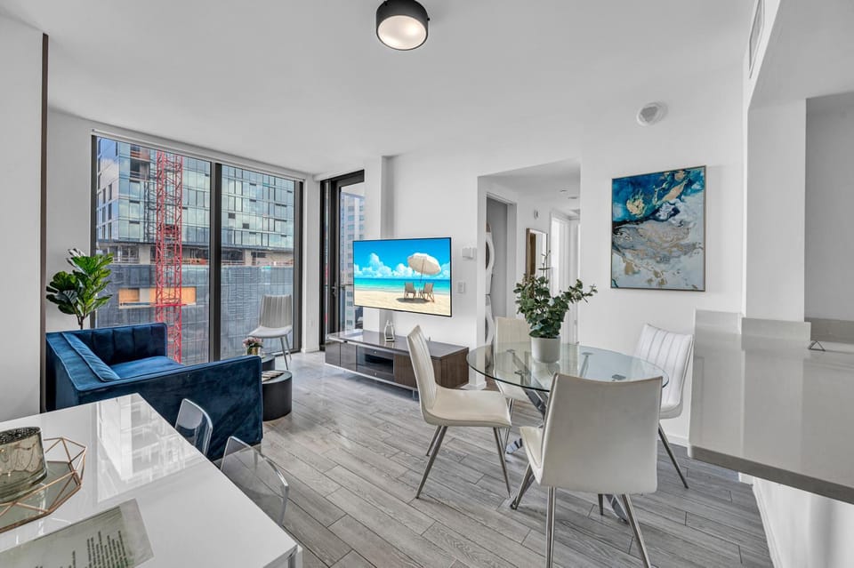 TV and multimedia, Living room, Seating area, Dining area