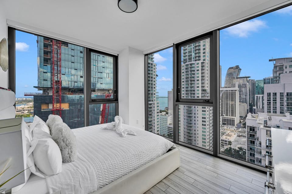 View (from property/room), Bedroom, City view, Lake view