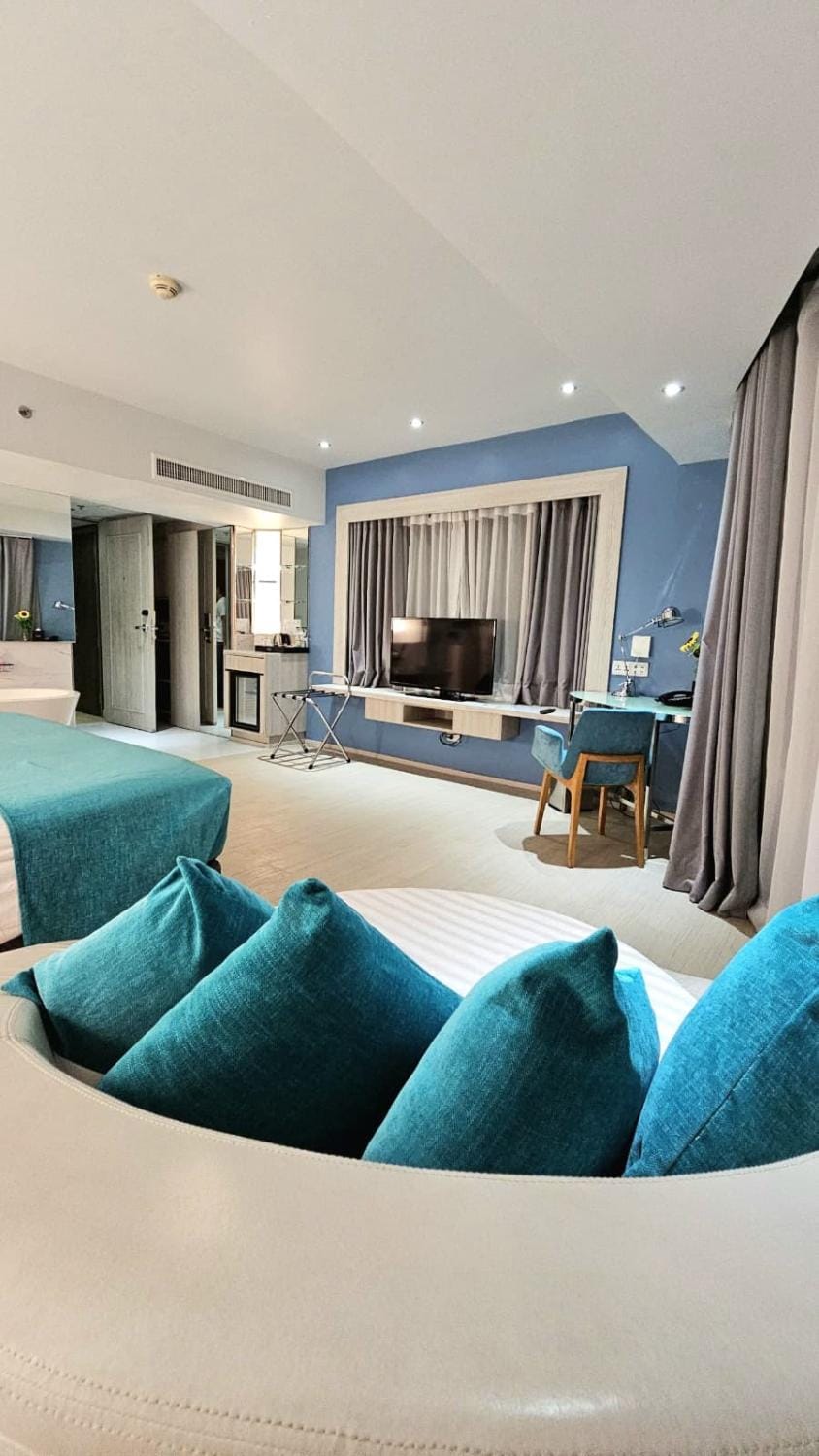 Living room, Photo of the whole room, Seating area, Bedroom