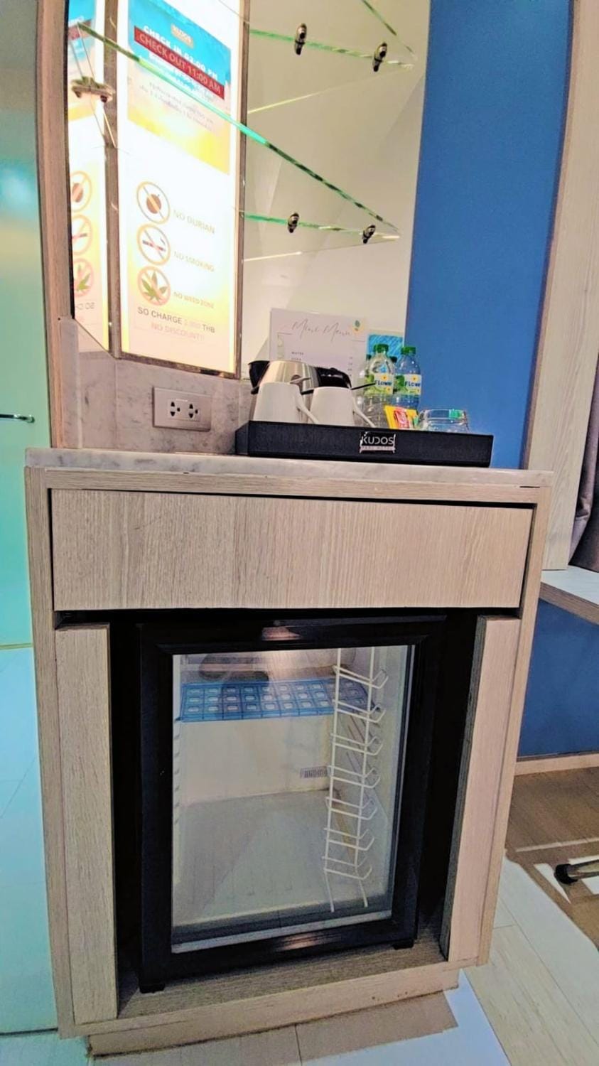 Kitchen or kitchenette, minibar
