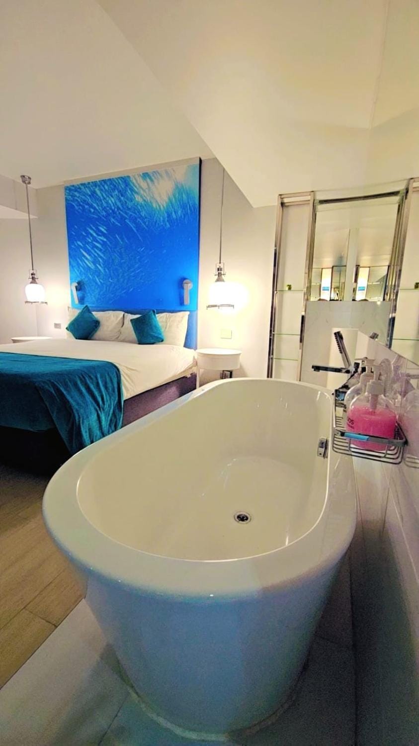 Hot Tub, Hot Tub, Living room, Photo of the whole room, Seating area, Bedroom, Bath