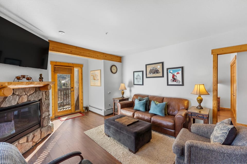 Day, TV and multimedia, Balcony/Terrace, Living room, Seating area, fireplace, furniture