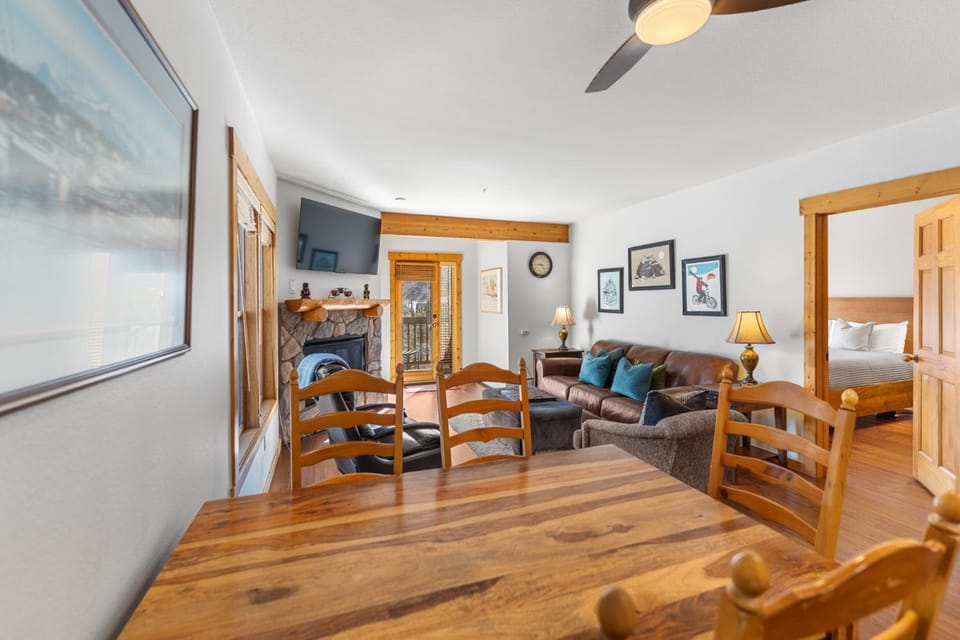 Bed, TV and multimedia, Living room, Seating area, Dining area, fireplace, furniture