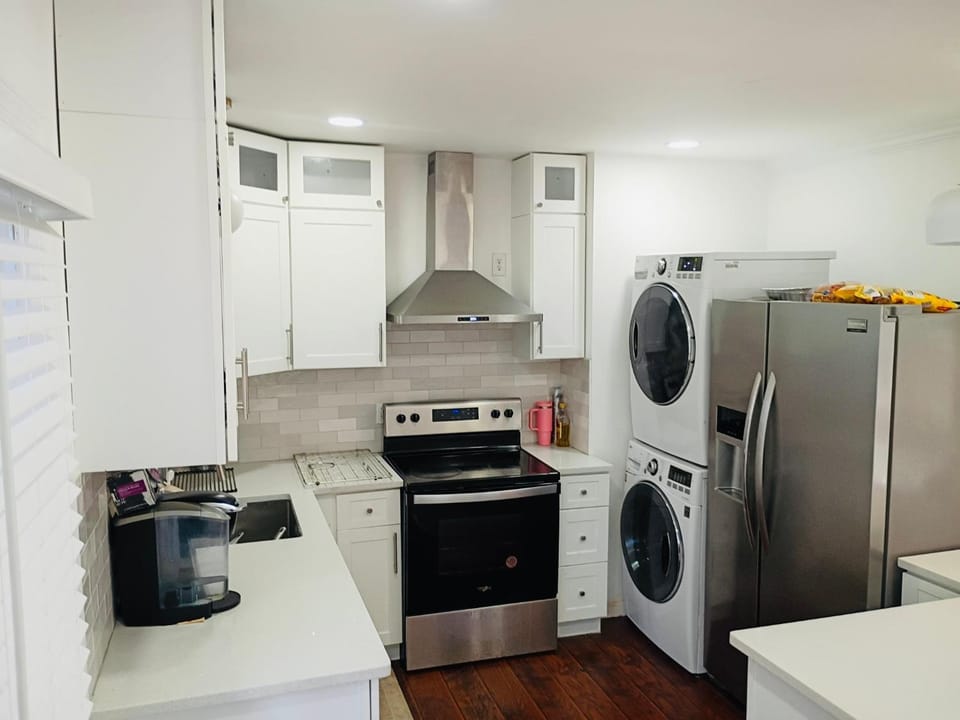 Kitchen or kitchenette, washing machine