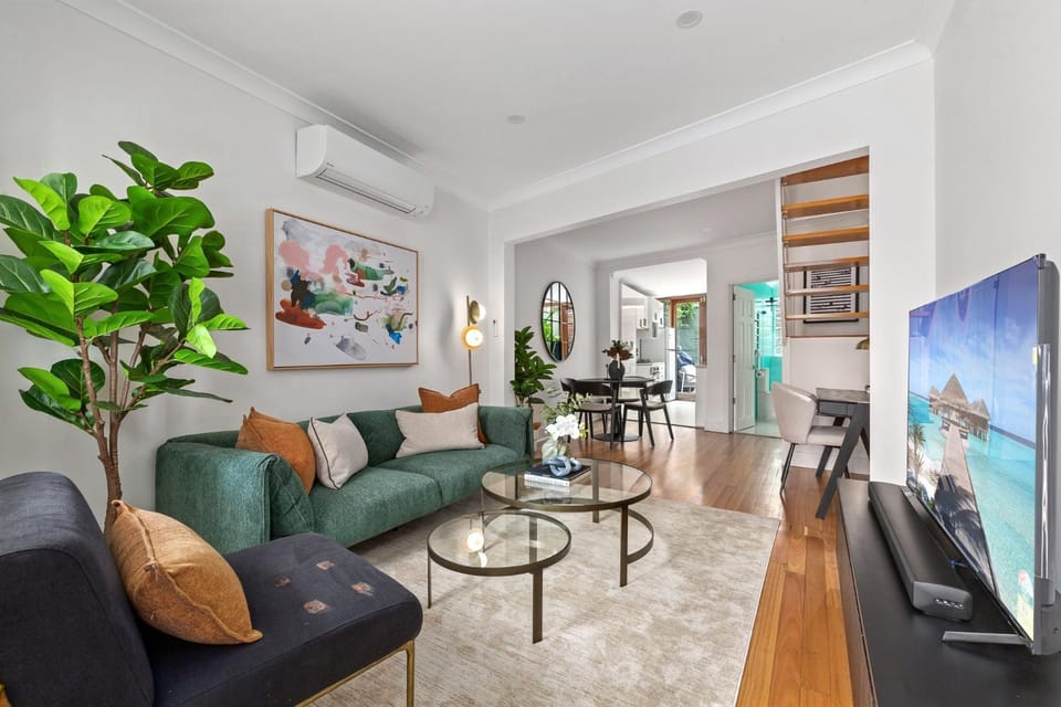Stylish 2-Bed Surry Hills Terrace with Courtyard, Balcony & BBQ House in Surry Hills