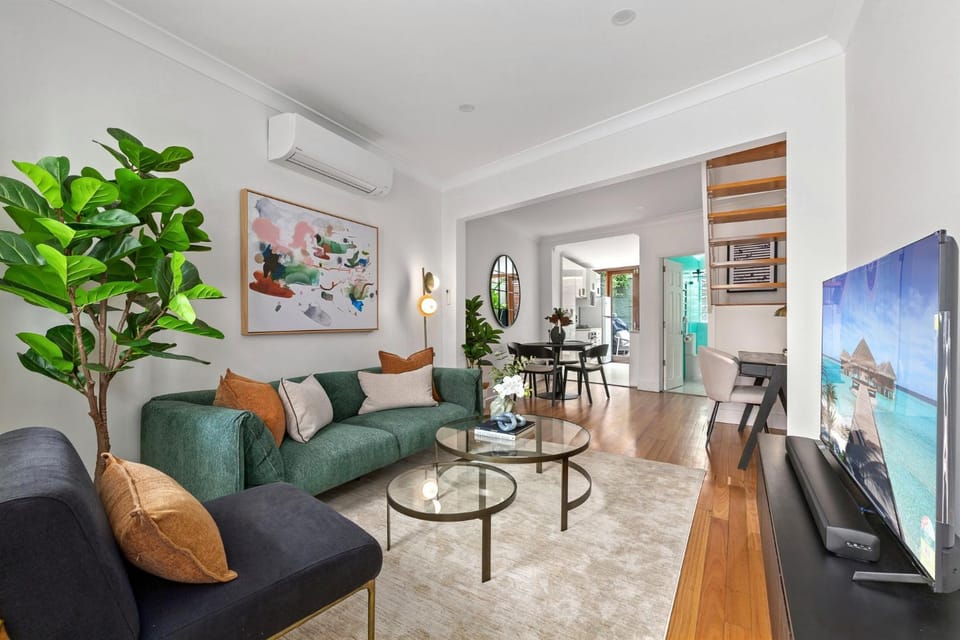 Stylish 2-Bed Surry Hills Terrace with Courtyard, Balcony & BBQ House in Surry Hills