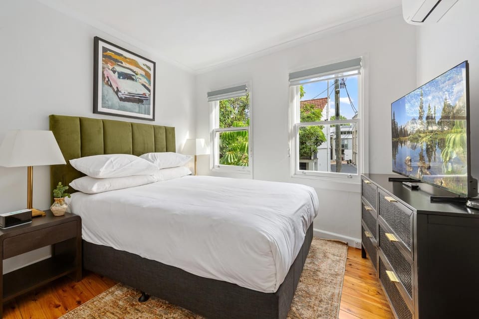 Stylish 2-Bed Surry Hills Terrace with Courtyard, Balcony & BBQ House in Surry Hills