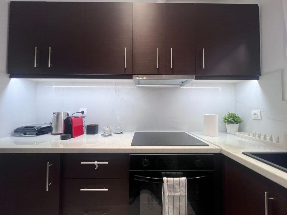 Coffee/tea facilities, Kitchen or kitchenette, stove