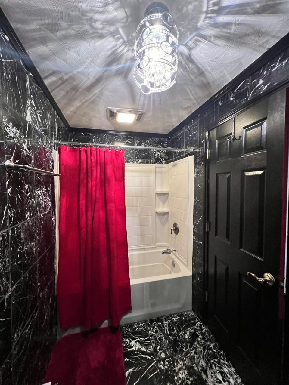 Luxury 3BR Home with Spa Pool, Gym & full backyard House in Ohio