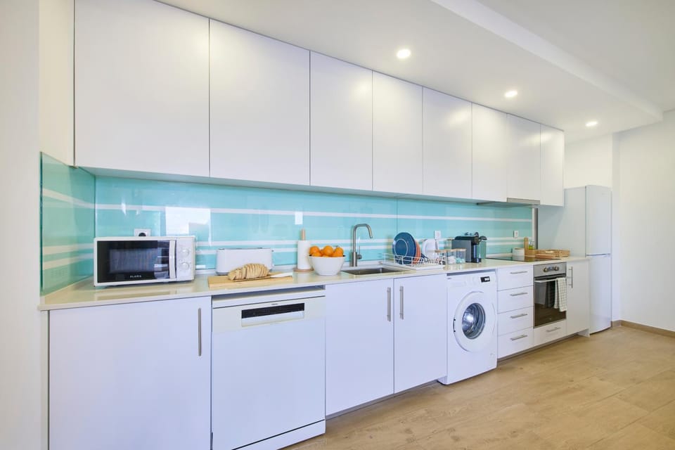 Coffee/tea facilities, Kitchen or kitchenette, dishwasher, oven, stove