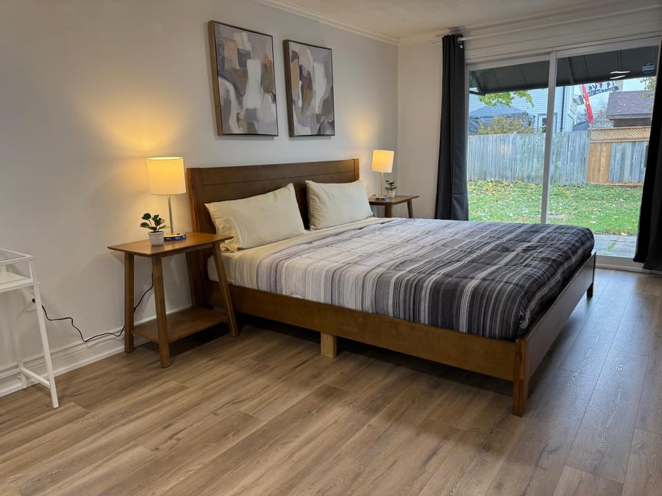 North Barrie !B Stylish and Spacious Private Bedroom with Shared Bathroom Vacation rental in Barrie