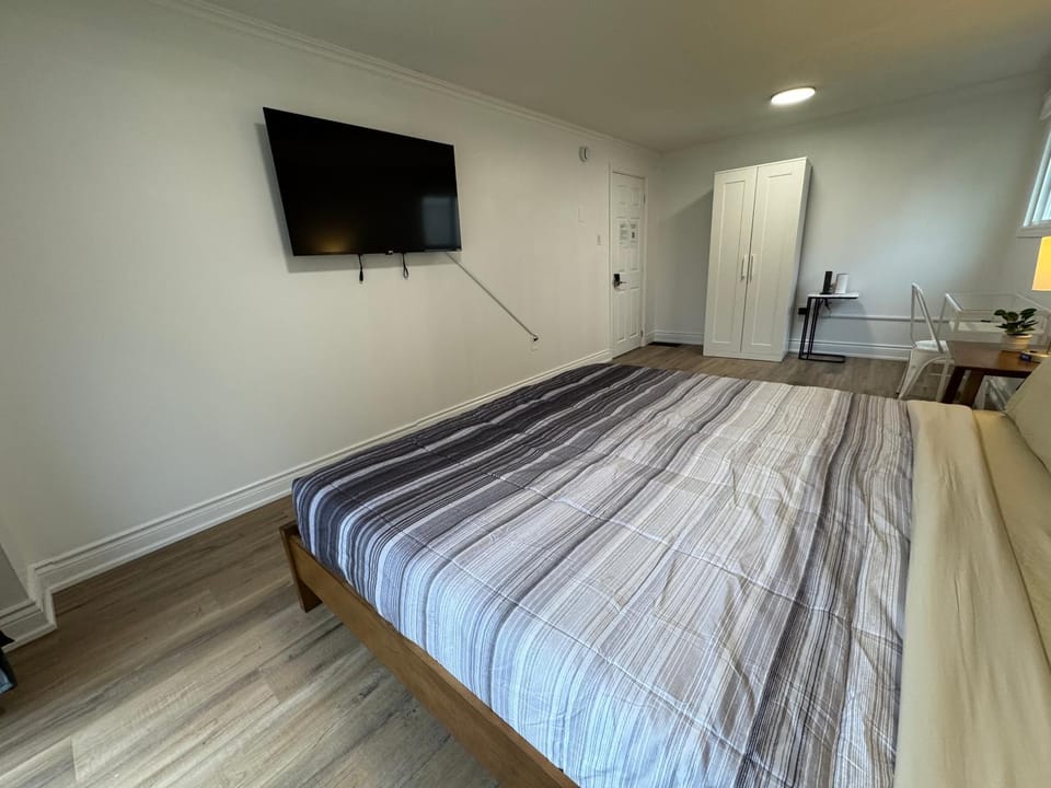 North Barrie !B Stylish and Spacious Private Bedroom with Shared Bathroom Vacation rental in Barrie