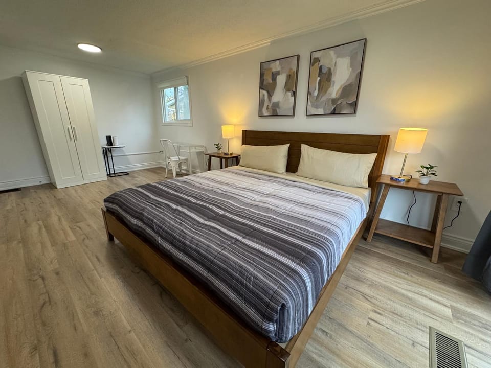 North Barrie !B Stylish and Spacious Private Bedroom with Shared Bathroom Vacation rental in Barrie