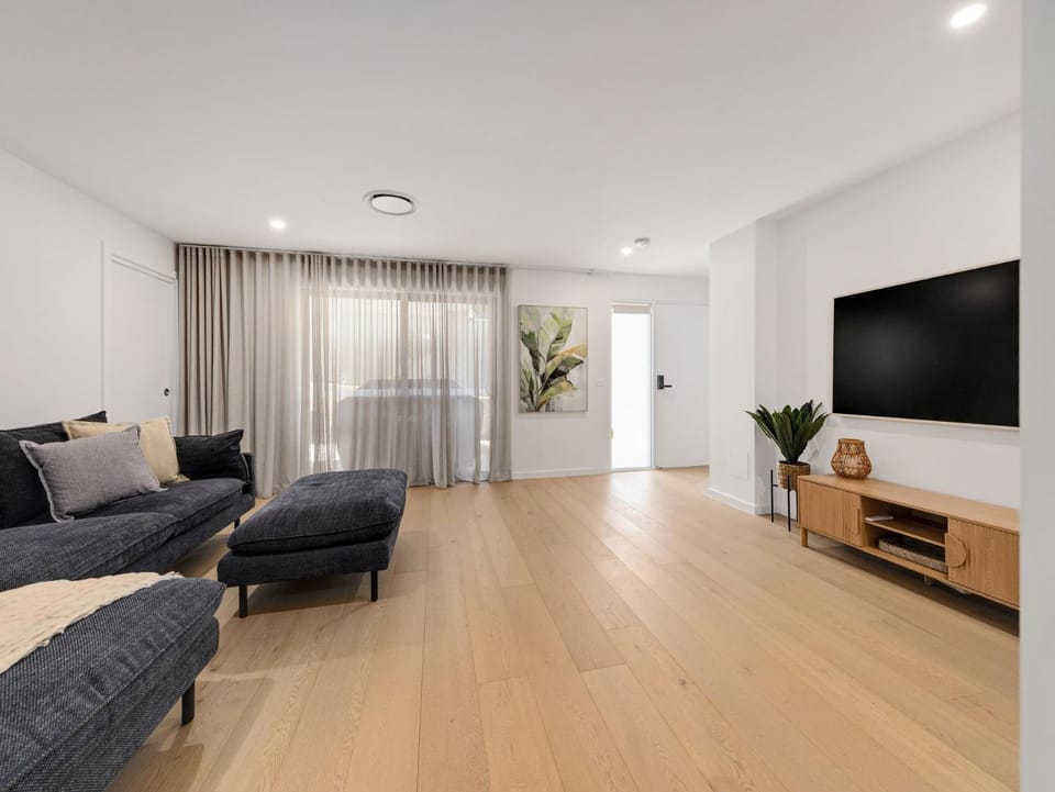 TV and multimedia, Living room, Seating area, Evening entertainment