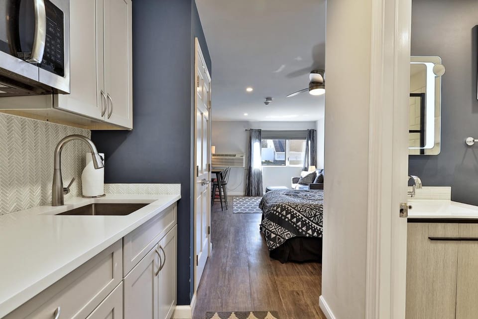 Killington Center Renovated Studio with Kitchenette on Bus Route and Discounted Ski Rentals House in Mendon