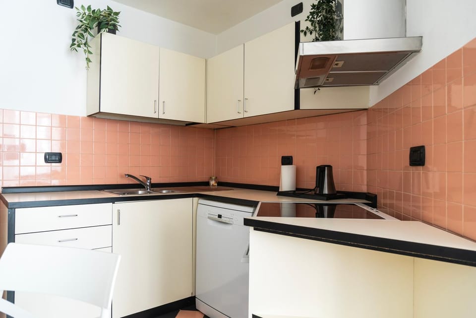 Kitchen or kitchenette, dishwasher, stove