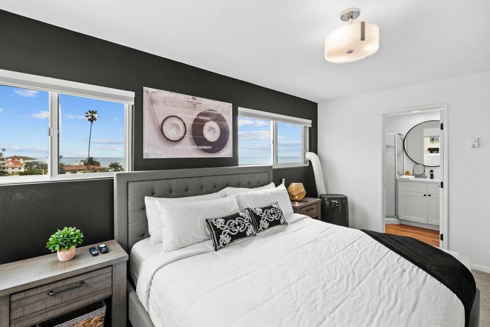 Ocean front luxury condo with sunset views House in La Jolla