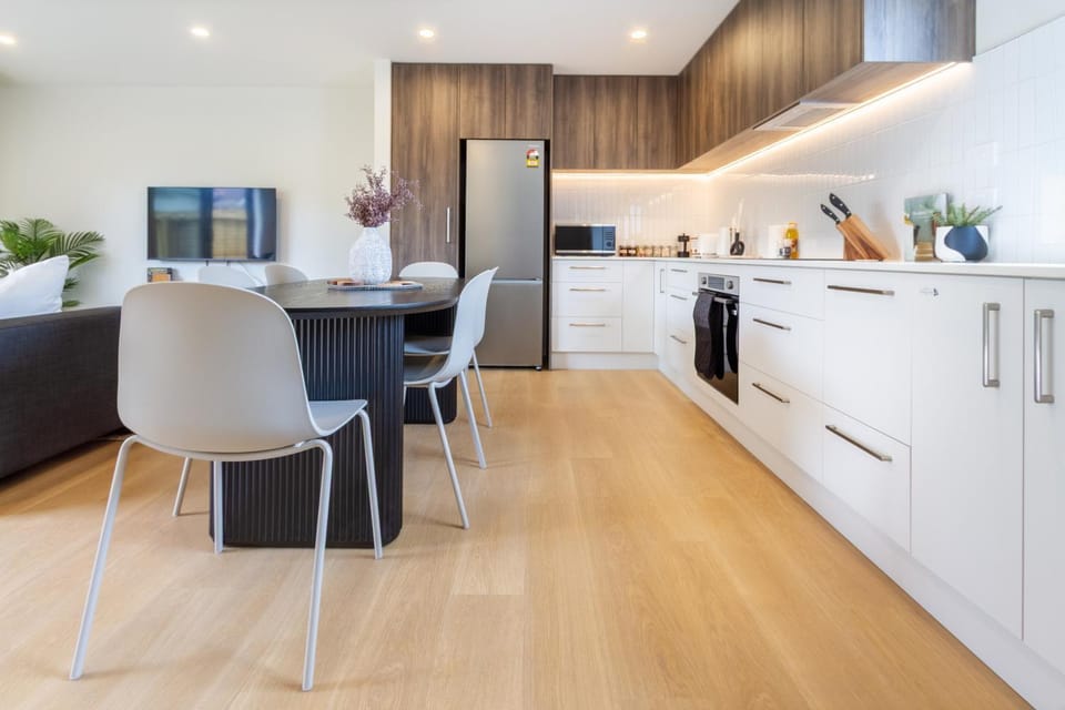 Kitchen or kitchenette, Dining area, oven, stove