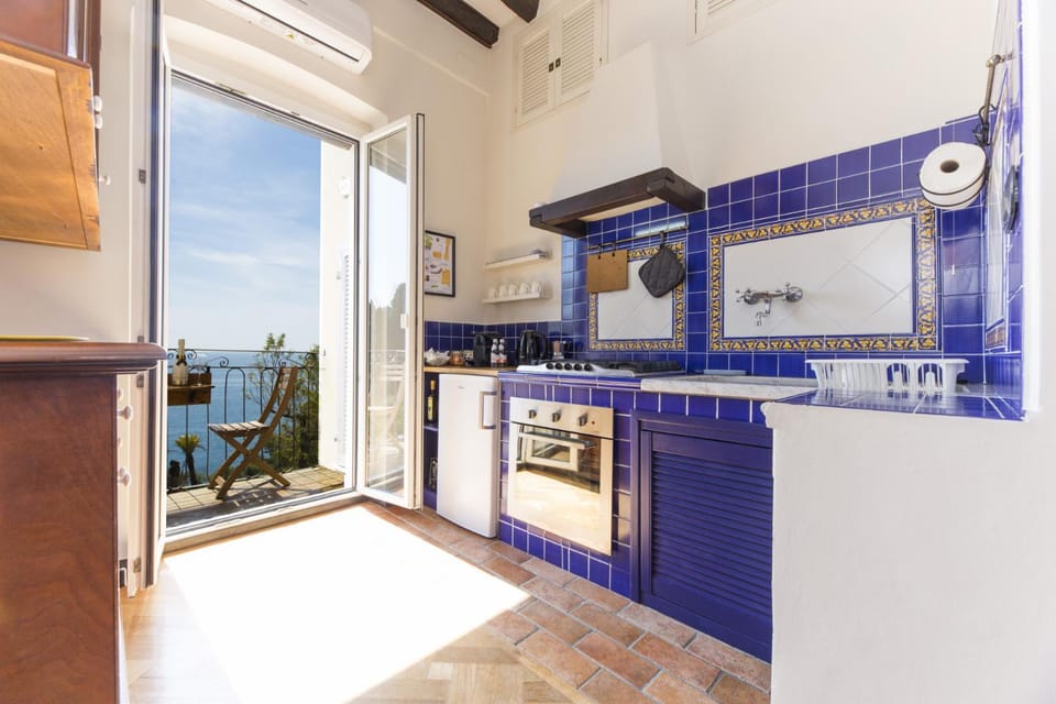 Natural landscape, Kitchen or kitchenette, Sea view, dishwasher, minibar, oven, pet friendly, stove