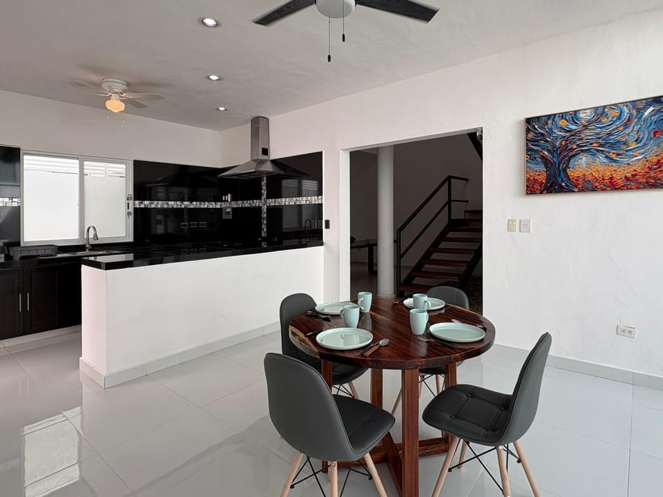 Kitchen or kitchenette, Dining area