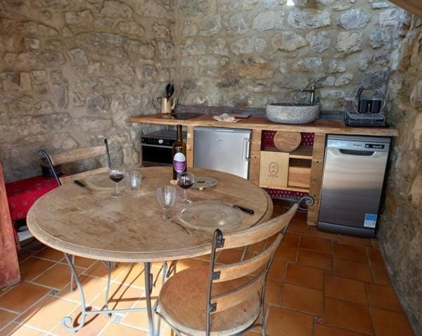 Kitchen or kitchenette, Dining area