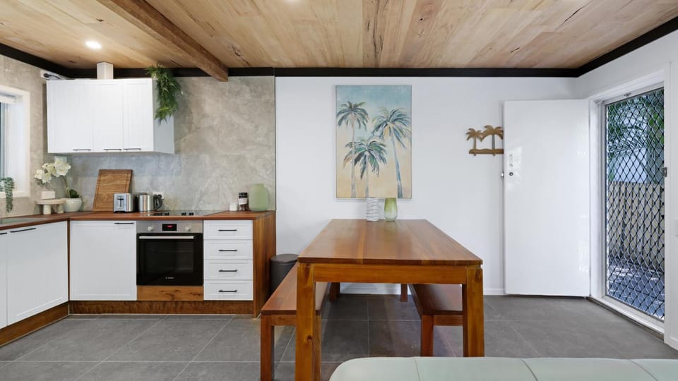 Renovated Beach Escape in Surfers, Surf at Your Door, Cavill a Short Stroll Apartment in Surfers Paradise