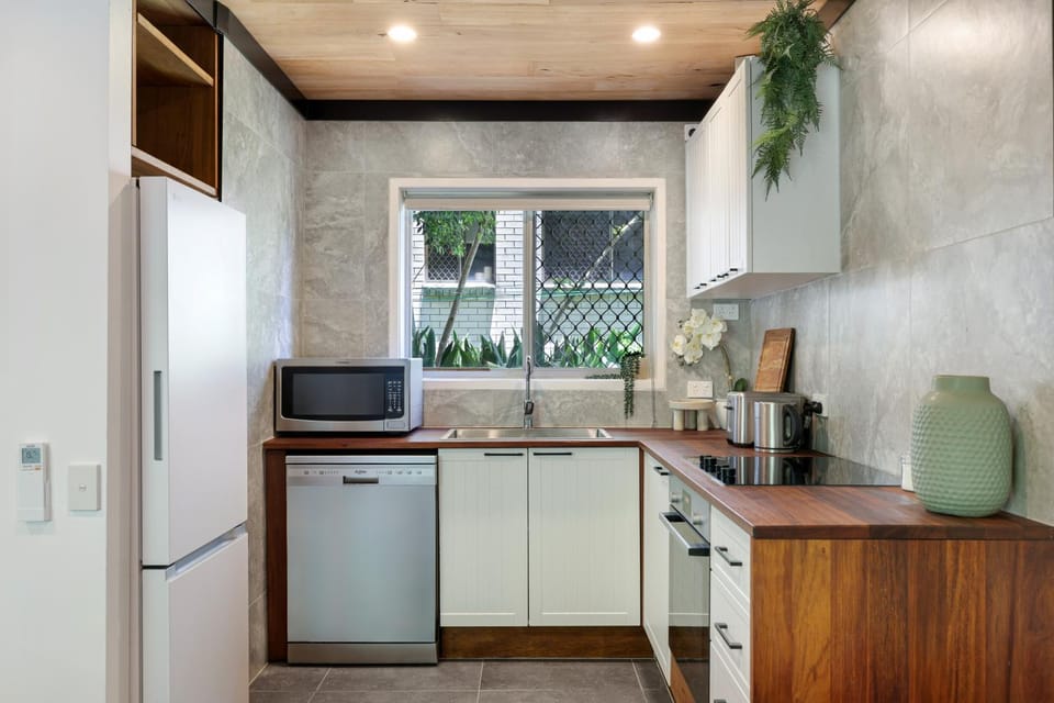 Renovated Beach Escape in Surfers, Surf at Your Door, Cavill a Short Stroll Apartment in Surfers Paradise