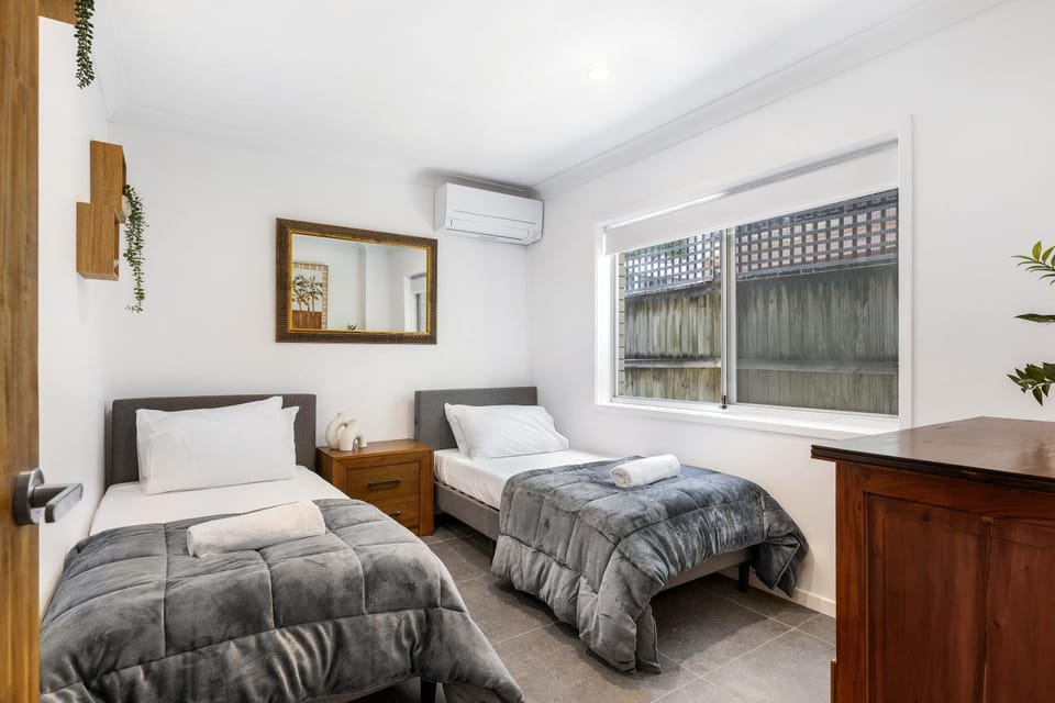 Renovated Beach Escape in Surfers, Surf at Your Door, Cavill a Short Stroll Apartment in Surfers Paradise