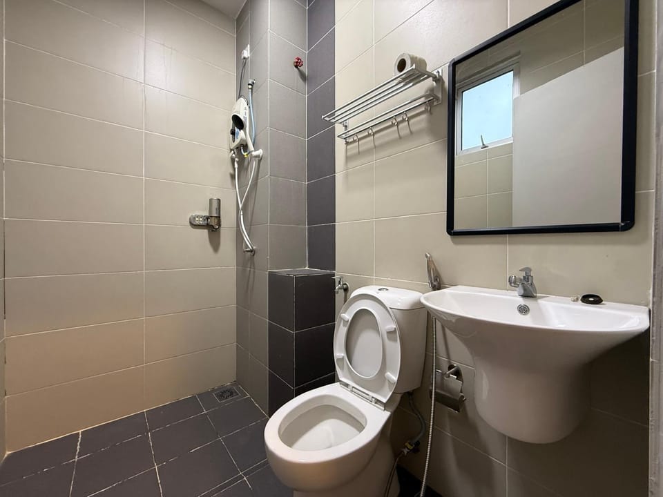Shower, Toilet, Bathroom, bidet, towels